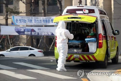 아침부터 분주한 확진자 이송 (대구=연합뉴스) 김현태 기자 = 5일 오전 대구시 북구 칠성동에서 119 구급대원들이 자가격리 중이던 신종 코로나바이러스 감염증(코로나19) 확진자를 병원으로 이송하고 있다. 2020.3.5 mtkht@yna.co.kr