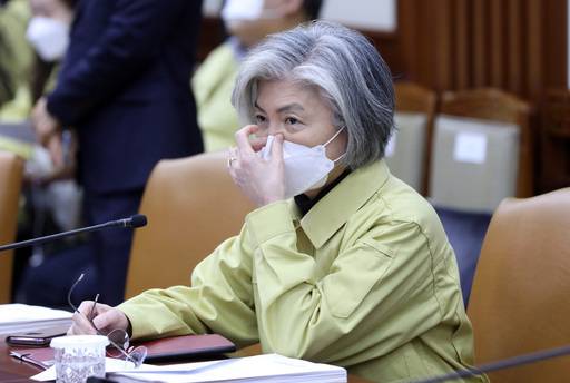 지난 3일 문재인 대통령 주재로 각 지역과 화상으로 연결해 열린 국무회의에 참석한 강경화 외교부 장관이 안경을 벗은 채 마스크를 착용하고 있는 모습. 뉴시스