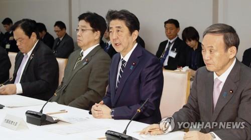 (도쿄 교도=연합뉴스) 아베 신조 총리가 5일 관저에서 열린 코로나19 대책본부 회의에서 발언하고 있다.