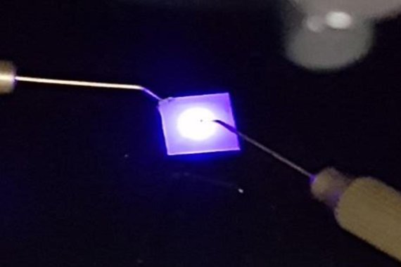 요오드화 구리 화합물반도체를 소재로 사용해 고효율로 청색광을 발광하는 소자의 모습. KIST 제공