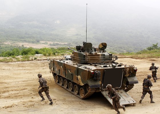 육군 7군단의 K21 보병전투차량에서 보병이 내리고 있다. [사진 육군]