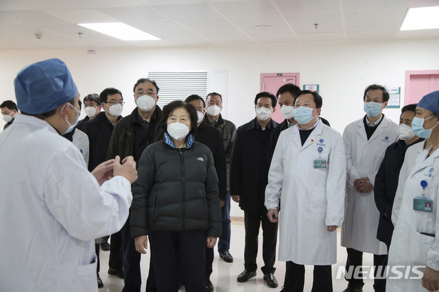 쑨춘란(왼쪽 두 번째) 중국 국무원 부총리가 지난달 21일(현지시간) 후베이성 우한 병원연합본부를 찾아 현황 설명을 듣고 있다.우한 AP 뉴시스