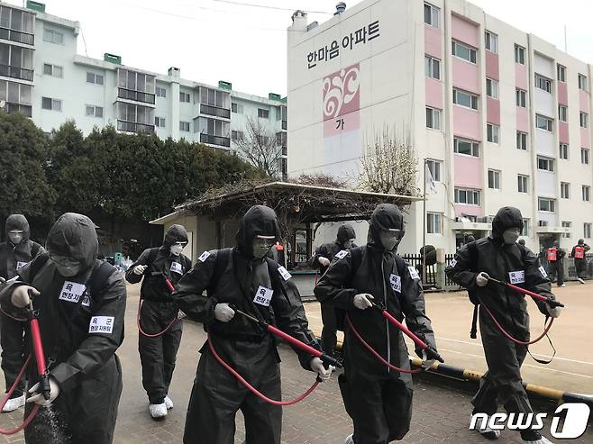 육군 2작전사령부 장병들이 9일 코로나19 확산차단을 위해 코호트 격리 중인 달서구 한마음아파트 시설과 주변도로에 대한 대대적인 방역 및 소독작전을 벌이고 있다.(2작전사령부제공)2020.3.9/뉴스1 © News1 정우용 기자