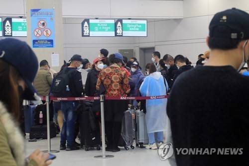 제주 떠나는 중국인 불법체류자 (제주=연합뉴스) 백나용 기자 = 9일 오전 제주공항 국제선 출발대합실로 코로나 19 여파로 일감이 없어 자진 출국을 신청한 중국 불법체류자 등이 수속을 위해 몰리고 있다. dragon.me@yna.co.kr