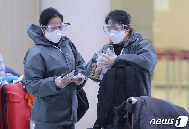10일 오전 제주국제공항 3층 국제선 출국장에서 중국인들이 신종 코로나바이러스 감염증(코로나19) 예방을 위해 고글과 우비 등을 착용하고 순서를 기다리고 있다.2020.3.10/뉴스1 © News1 오현지 기자