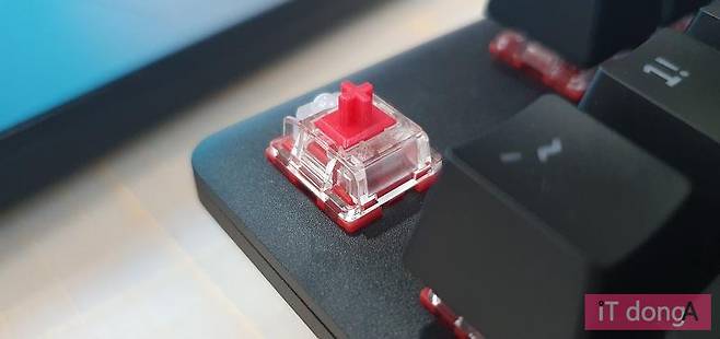 키캡을 열면 적축 스위치가 보인다