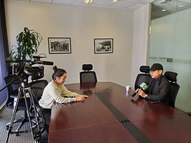 설운도는 콘서트 후 현지 교민방송 인터뷰와 함께 라디오 코리아 '이슈야 놀자' 등의 프로그램에도 잇달아 출연했다. 사진 위는 LA 라디오 코리아 '이슈야 놀자' 진행자 이서희(오른쪽) 진영준. /라디오 코리아 제공