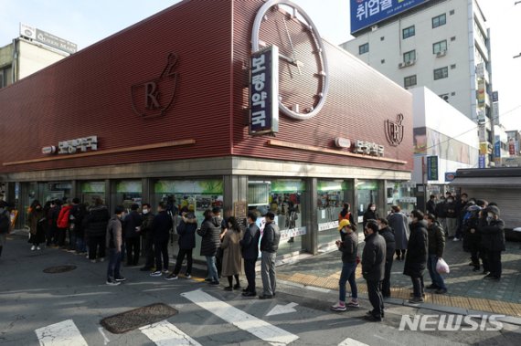 마스크 5부제 시행 닷새째를 맞는 13일 오전 서울 종로구 약국들 앞에 시민들이 마스크를 사기 위해 줄서 기다리고 있다. /사진=뉴시스