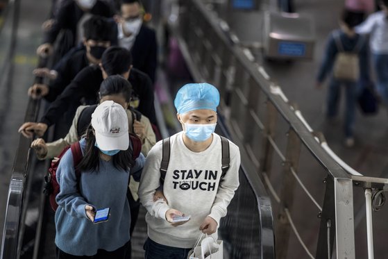 광저우의 고속철 역에서 마스크를 쓴 채 이동중인 승객들. [EPA=연합뉴스]