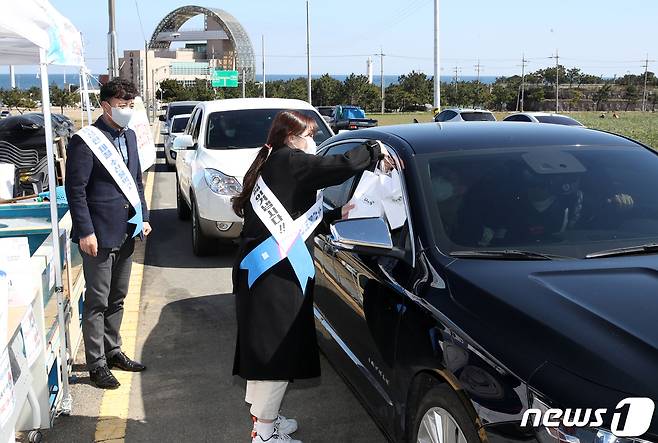 14일 경북 포항시가 남구 호미곶면 호미곶 광장에서 제철 생선인 강도다리 회를 드라이브스루 방식으로 판매하고 있다. 포항시는 15일, 21.22일 세차례 더 운영할 계획이다. (포항시제공) 2020.3.14/뉴스1 © News1