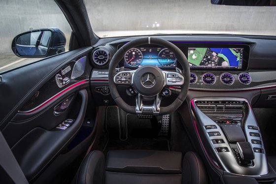 메르세데스-벤츠 AMG-GT 4도어는 '2020 중앙일보 올해의 차'에서 심사위원에게 가장 호평받은 차다. 완벽에 가까운 성능과 디지털 편의사양까지 갖췄다. 사진 메르세데스-벤츠