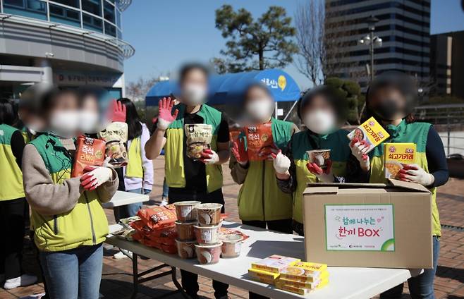 함께 박스를 포장한 3조 사람들./사진=초록우산 어린이재단