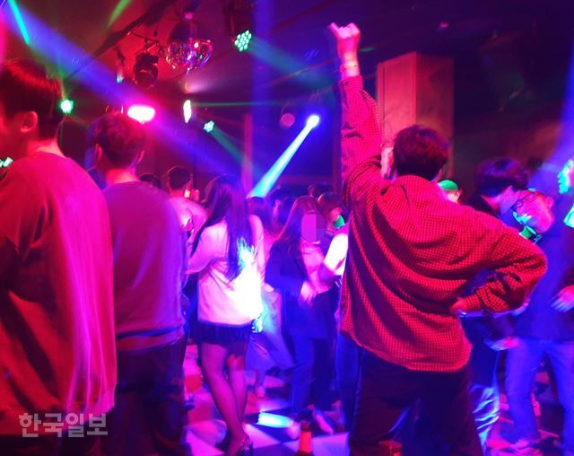 [저작권 한국일보]14일 서울 송파구의 한 감성주점에서 손님들이 음악에 맞춰 춤을 추고 있다.