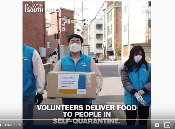 자가격리자들에게 음식이 든 상자를 가져다 주는 경기도 자원봉사자들 <유튜브 영상 갈무리>
