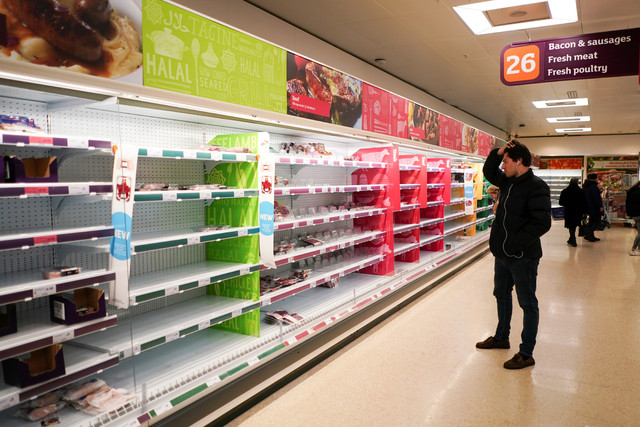 코로나19가 본격적으로 확산되고 있는 영국 런던의 슈퍼마켓에서 15일 한 남성이 사재기로 텅빈 육류 매대를 바라보고 있다. 로이터 연합뉴스