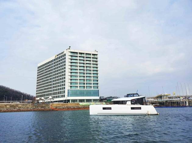 마리나베이서울은 평일 예약시 요트 체험 서비스를 무료로 제공한다