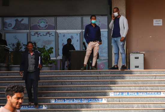 16일(한국시간) 3명의 코로나19 추가 확진자가 나온 에티오피아의 수도 아디스바바바에서 시민들이 마스크를 쓴 채 거리를 다니고 있다. /사진=로이터