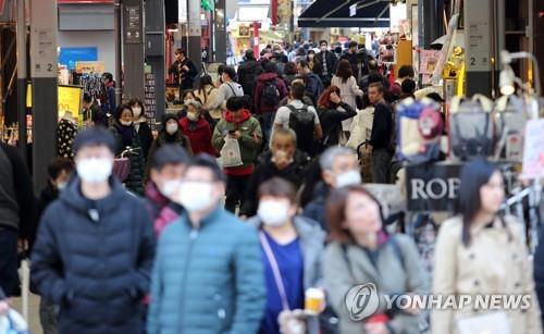 코로나19가 확산하는 가운데 일본 도쿄(東京)에서 행인들이 마스크를 쓰고 횡단보도의 녹색 불을 기다리고 있다. [연합뉴스 자료사진]
