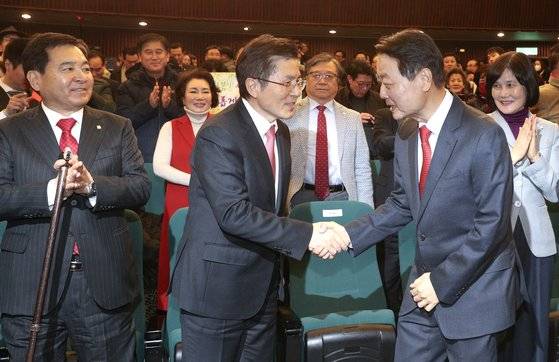 황교안 자유한국당 대표와 한선교 미래한국당 대표(왼쪽 두 번째부터)가 미래한국당 창당대회가 끝난 뒤 인사하고 있다. 왼쪽은 심재철 원내대표. 임현동 기자