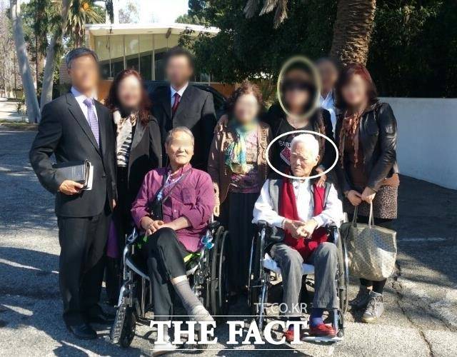 낯 뜨거운 '단독 풍년'. 유명 코미디언 고 자니윤의 사망 소식을 두고 국내 매체들이 별도의 취재 없이 의미 없는 단독기사를 무더기로 쏟아내 눈쌀을 찌푸리게 했다. 사진(원안)은 요양원 당시 고 자니 윤. /줄리아 리 제공