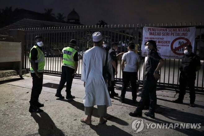 봉쇄된 말레이시아 스리 페탈링 이슬람사원 [로이터=연합뉴스 자료 사진]