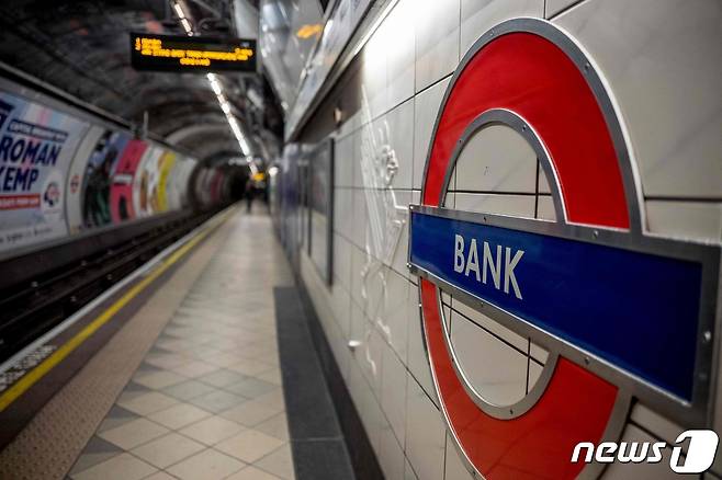17일(현지시간) 영국 런던 뱅크 지하철역 플랫폼이 코로나19로 인해 텅 비어있다. © AFP=뉴스1