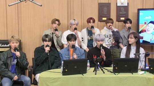 가장 왼쪽 위부터 시계 방향으로 NCT 127 쟈니, 유타, 정우, 해찬, 도영, 구구단 세정, NCT 127 태용, 마크, 재현, 태일