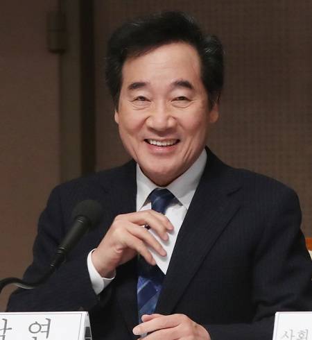 이낙연 더불어민주당 코로나19국난극복위원회 위원장이 19일 관훈클럽 초청 관훈토론회에 참석해 환하게 웃고 있다. 뉴시스