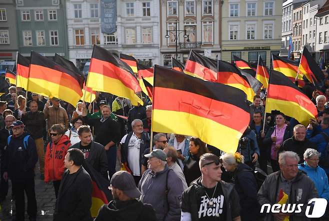 독일 국기를 든 시민들. © AFP=뉴스1