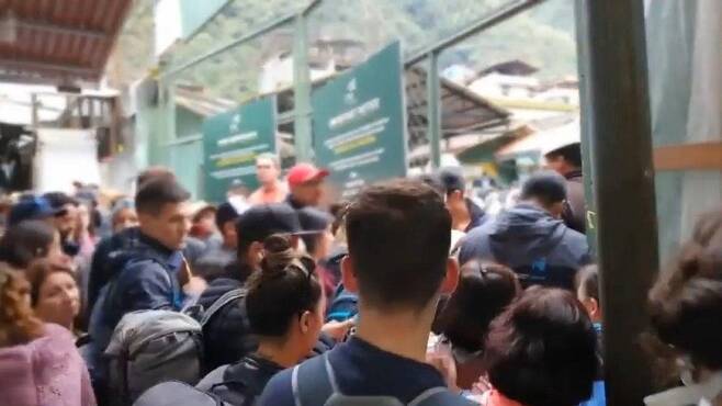 16일(페루 현지 시간 기준) 자가격리 대상 여행객들이 기차를 타러 이동하고 있다. 김씨 부부 제공.