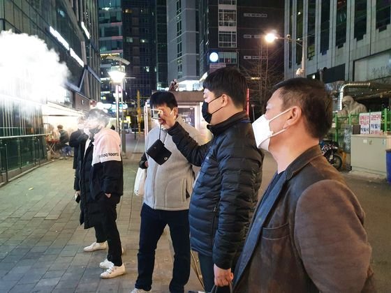 20일 강남의 한 클럽 앞에서 서초구 관계자가 사진을 촬영하고 있다. 이가람 기자