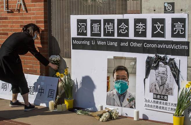 미국 로스앤젤레스 캘리포니아대(UCLA) 교정에서 중국계 학생들이 신종 코로나바이러스(코로나19) 발병을 처음 경고한 뒤 환자 치료에 전념하다 코로나19에 감염돼 숨진 리원량을 추모하는 모습. [연합]