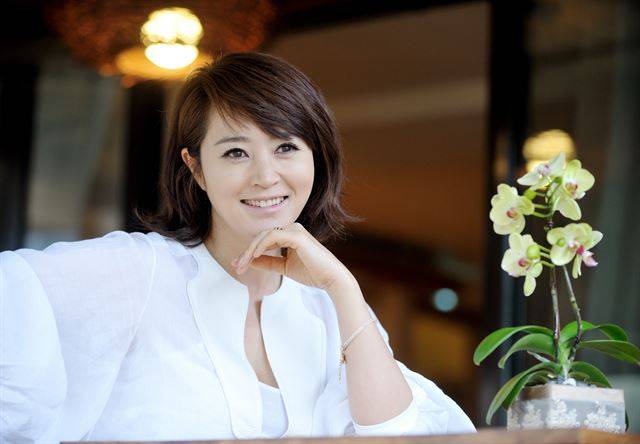 커리어우먼을 연기한 2013년 드라마 '직장의 신' 출연 당시의 배우 김혜수. 건강한 이미지를 적극 활용하면서도 자신만의 연기 내공을 쌓으며 다채로운 역할을 소화해 왔다. 한국일보 자료사진