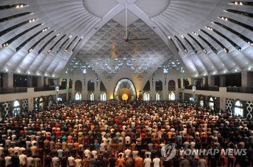 20일 '금요일 합동 예배'에 참석한 인도네시아인들 [로이터=연합뉴스]