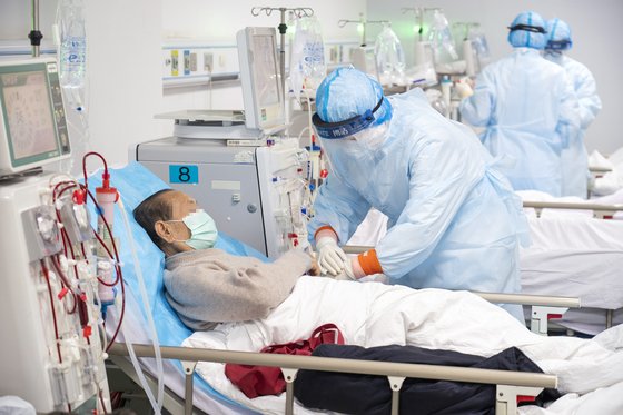 중국 우한의 한코우병원에서 의료진이 코로나19에서 회복되고 있는 환자에게 혈액투석을 진행하고 있다. 신화=연합뉴스