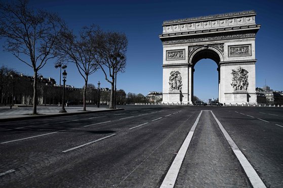 지난 23일 프랑스 파리의 관광명소인 개선문 앞이 텅 비어있다. 하늘은 유난히 파랗다. [AFP=연합뉴스]
