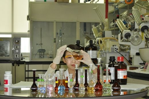 (사진) 동국제약 연구원이 실험을 진행하고 있다. /동국제약 제공