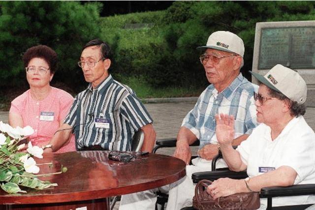 1998년 한국을 방문해 서대문독립공원을 찾았던 김경천 장군의 막내아들 김기범씨 부부(왼쪽). 1998년 한국을 방문해 서대문독립공원을 찾았던 김경천 장군의 막내아들 김기범씨 부부(왼쪽).
