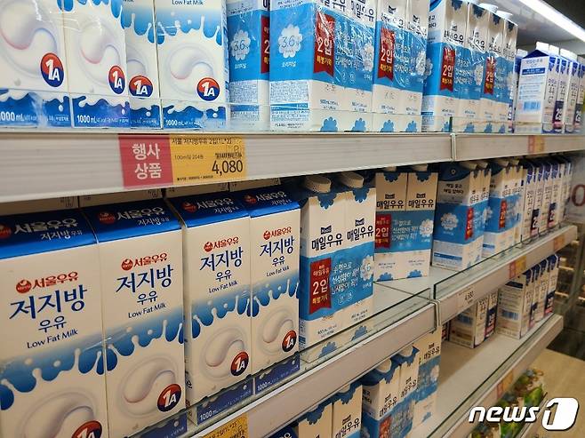 경기도의 한 대형마트에 우유 판매대. '행사 상품' 안내가 붙어 있다. © 뉴스1