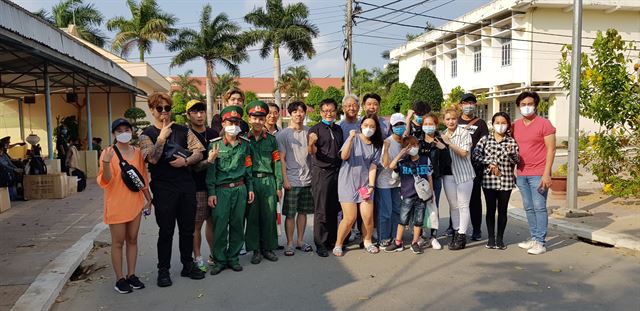 2일부터 베트남 속짱 지역의 격리시설에 수용된 한국민들이 16일 출소를 앞두고 기념촬영을 하고 있다. 이들은 2주 동안 배려를 아끼지 않은 현지 관계자들에게 고마움을 전했다. 호찌민 한인회 제공
