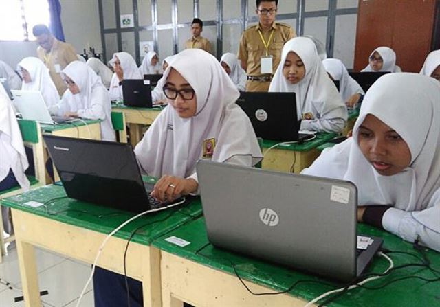 지난해 3월 인도네시아 중부자바주의 직업학교 학생들이 컴퓨터로 국가시험을 치르고 있다. 자카르타 포스트 캡처