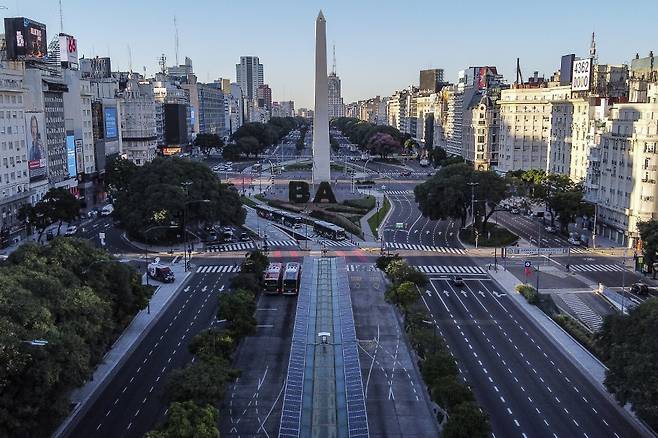 코로나19 확산에 이달말까지 외출금지령이 내려진 아르헨티나의 부에노스아이레스 거리 모습. /AFPBBNews=뉴스1