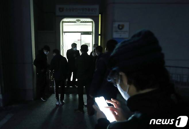 26일 오전 6시 대구 중구 동산동 소상공인시장진흥공단 대구남부센터에서 공단 관계자가 신종 코로나바이러스 감염증(코로나19) 정책자금 융자를 신청하기 위해 이른 아침부터 이곳을 찾는 소상공인에게 번호표를 나눠주고 있다. 2020.3.26/뉴스1 © News1 공정식 기자