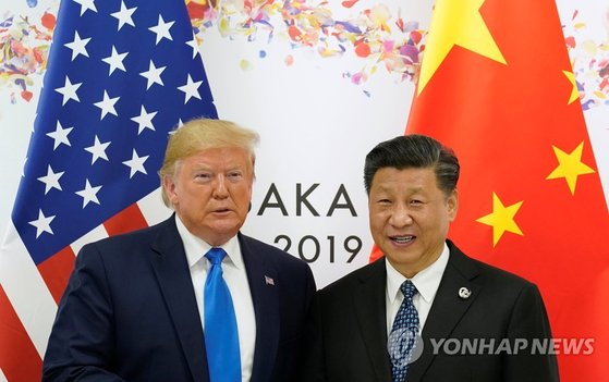 도널드 트럼프(왼쪽) 미국 대통령과 시진핑 중국 국가주석이 지난해 6월 G20(주요 20개국) 정상회의가 열린 일본 오사카에서 양자 정상회담 시작 전 나란히 서서 기념촬영을 하고 있다. [로이터=연합뉴스]