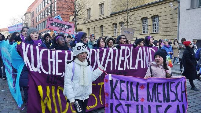 세계 50여개국에서 세계 여성의 날인 3월8일에 ‘여성 파업’이 벌어진다. 2019년 독일 베를린에서 열린 세계 여성의 날 집회에 참여한 베를린 지부 회원들 모습. 채혜원 제공