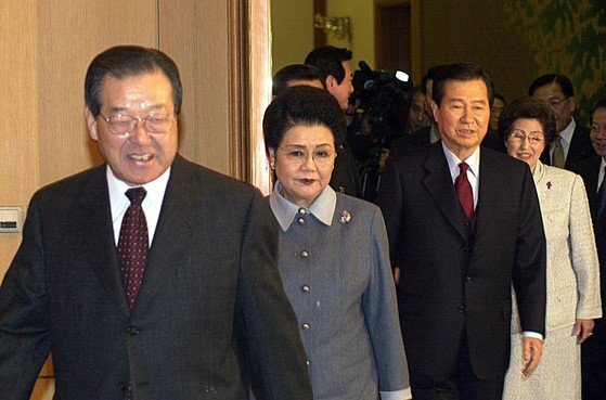 김대중 대통령과 김종필 자민련 명예총재가 2001년 1월 청와대에서 부부동반 만찬을 갖고 DJP공조방안을 협의하기 위해 방으로 들어서고 있다.[청와대사진기자단]
