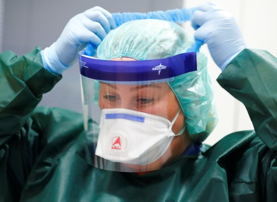 독일의 한 간호사가 의료보호장구를 착용하고 있다. 로이터=연합뉴스