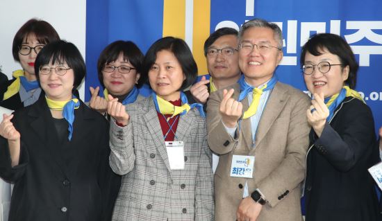 열린민주당 비례후보들이 26일 서울 여의도 열린민주당사에서 열린 공약정책회의에 앞서 기념촬영을 하고 있다.  뉴시스