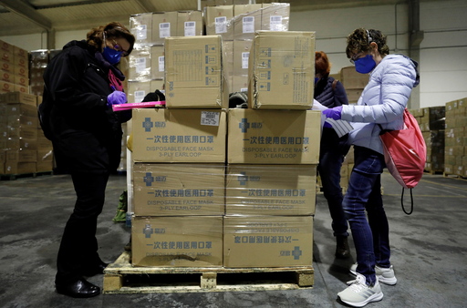 스페인 발렌시아 관계자들이 지난 25일 중국에서 수입한 마스크와 방호복 등 개인 방호물품을 확인하고 있다. 연합뉴스