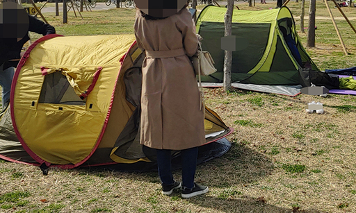 지난 28일 오후 서울 영등포구 여의도 한강공원에서 연인으로 보이는 사람이 텐트를 설치 하고 있다.